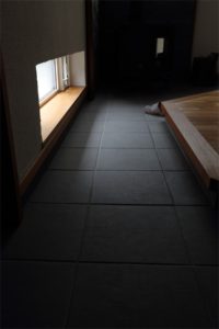 廿日市に建つ超高性能な暖かい注文住宅　玄関タイル