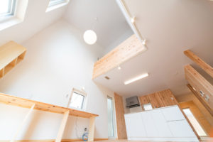 広島市安佐南区に建つ　優しい高性能注文住宅　明るいリビング吹き抜け