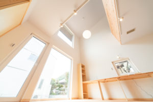 広島市安佐南区に建つ　優しい高性能注文住宅　明るいリビング　吹抜