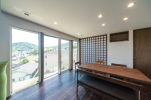 広島　高気密高断熱の注文住宅　明るいダイニング　高性能パッシブ設計
