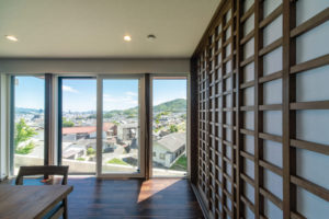 高気密高断熱のパッシブデザイン　大きな窓