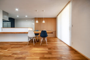廿日市で最上級の快適性　廿日市パッシブハウス　つながりのあるダイニングテーブル