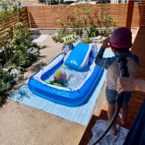 パッシブハウスのお庭でプール